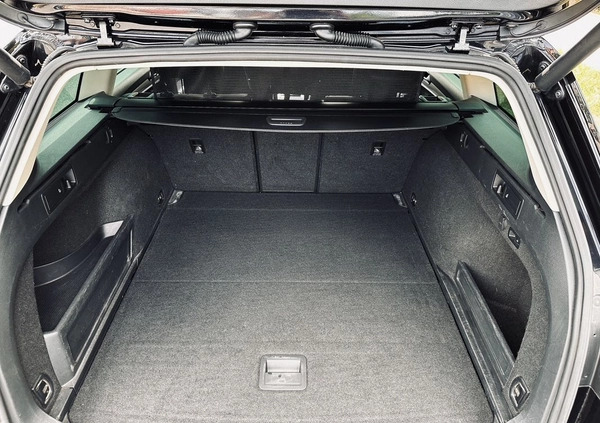 Volkswagen Passat cena 89900 przebieg: 249000, rok produkcji 2017 z Łeba małe 46